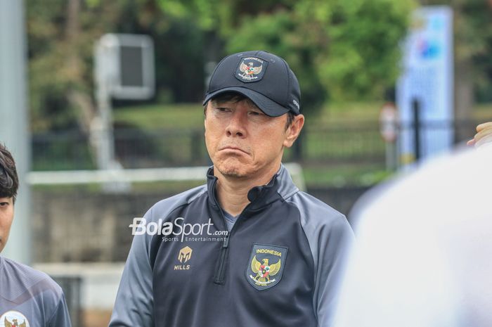 Pelatih timnas U-20 Indonesia, Shin Tae-yong, saat melakukan briefing dengan para pemain di Lapangan A, Senayan, Jakarta, 15 Februari 2023.