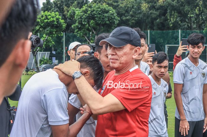 Ketua Umum PSSI, Mochamad Iriawan, sedang memeluk salah satu pemain timnas U-20 Indonesia di Lapangan A, Senayan, Jakarta, 15 Februari 2023.