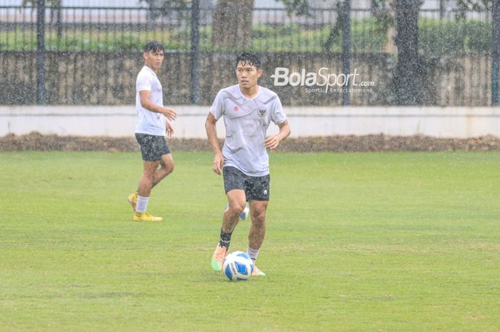 Pemain Persib Bandung, Ferdiansyah Cecep Surya, sedang berlatih bersama timnas U-20 Indonesia di Lapangan A, Senayan, Jakarta, 15 Februari 2023.