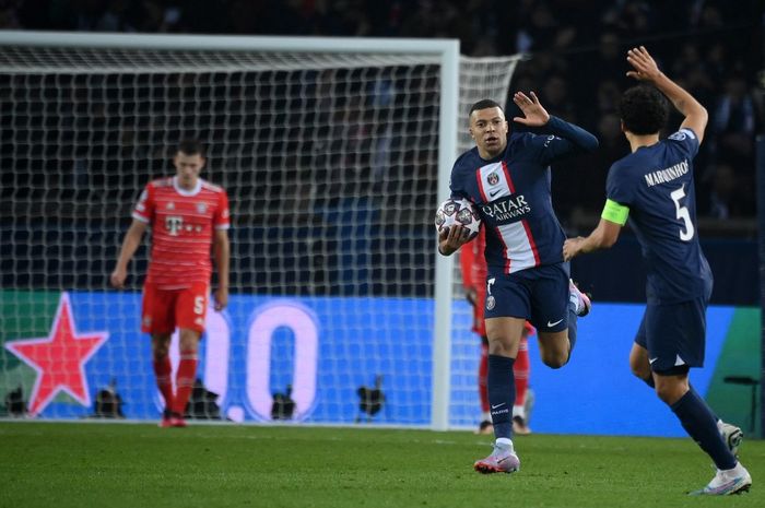 Striker Paris Saint-Germain, Kylian Mbappe, merayakan gol ke gawang Bayern Muenchen dalam laga leg pertama babak 16 besar Liga Champions. Mbappe pun merespons soal golnya yang dianulir.
