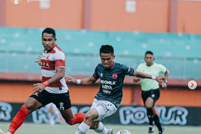 Suasana pertandingan Madura United versus Persita Tangerang di Stadion Gelora Madura Ratu Pamelingan, Rabu (15/2/2023).