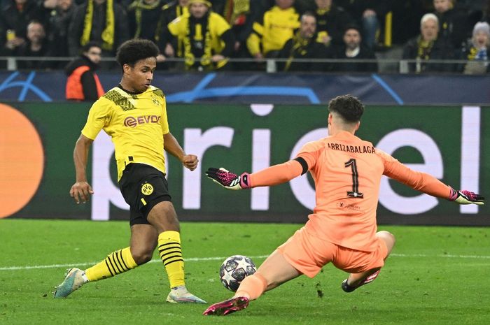 Dortmund's German forward Karim Adeyemi (L) goes past Chelsea's Spanish goalkeeper Kepa Arrizabalaga to score the opening goal during the UEFA Champions League, first-leg, round of 16 football match BVB Borussia Dortmund vs Chelsea FC, in Dortmund, western Germany, on February 15, 2023. (Photo by IN