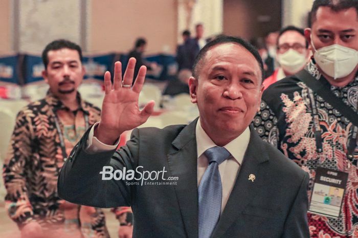 Menteri Pemuda dan Olahraga Republik Indonesia, Zainudin Amali, menyapa para awak media di Hotel Sangri-La, Jakara, 16 Februari 2023.