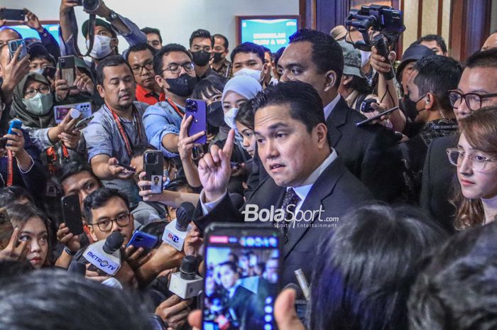 Ketua Umum PSSI periode 2023-2027, Erick Thohir, memberikan senyuman saat ditemui di Hotel Sangri-La, Jakara, 16 Februari 2023.