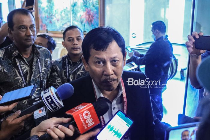 Direktur Keuangan Persiba Balikpapan,  Togar Simanjuntak, sedang memberikan keterangan awak media di Hotel Sangri-La, Jakara, 16 Februari 2023.