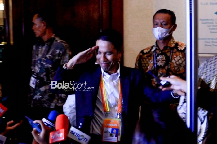 Rekaman saat Yunus Nusi memberikan salam hormat seusai mundur menjadi wakil ketua PSSI di Hotel Sangri-La, Jakara, 16 Februari 2023.