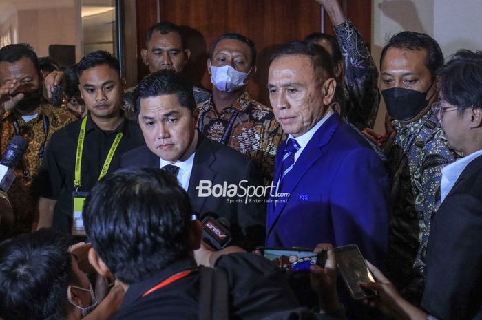 Ketua Umum PSSI periode 2023-2027, Erick Thohir (kiri) dan Mantan Ketua Umum PSSI, Mochamad Iriawan (kanan), sedang memberikan keterangan kepada awak media  di Hotel Sangri-La, Jakara, 16 Februari 2023.