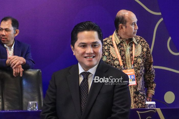 Ketua Umum PSSI, Erick Thohir, memberikan senyuman saat ditemui awak media dalam Kongres Luar Biasa PSSI di Hotel Sangri-La, Jakara, 16 Februari 2023.