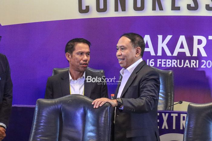 Sekretaris Jendral PSSI periode 2019-2023, Yunus Nusi (kiri), sedang berkomunikasi dengan Zainudin Amali (kanan) selaku Wakil Ketua Umum PSSI 1 era 2023-2027 di Hotel Sangri-La, Jakara, 16 Februari 2023.