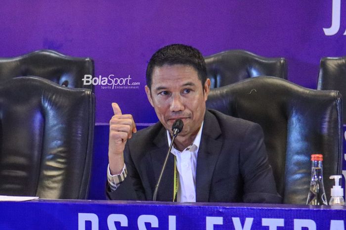 Sekretaris Jendral PSSI periode 2019-2023, Yunus Nusi, sedang memberikan keterangan kepada awak media di Hotel Sangri-La, Jakara, 16 Februari 2023.