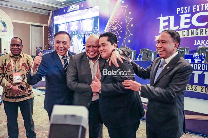 Dua Calon Ketua Umum PSSI, La Nyalla Mattalitti dan Erick Thohir,  sedanf berpelukan serta ditemani Mochamad Iriawan dan Zainudin Amali  di Hotel Sangri-La, Jakara, 16 Februari 2023.