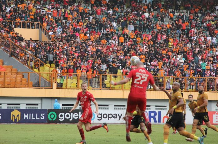 Pemain Persija Jakarta saat melakukan serangan ke lini pertahanan Bhayangkara FC dalam laga pekan ke-25 di Stadion Wibawa Mukti, Bekasi, Kamis (16/2/2023).
