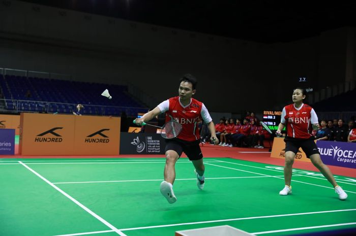Pasangan ganda campuran Indonesia, Rinov Rivaldy/Pitha Haningtyas Mentari, pada partai kelima melawan Thailand Kejuaraan Beregu Campuran Asia 2023 di Dubai Exhibition Centre, Kamis (16/2/2023).