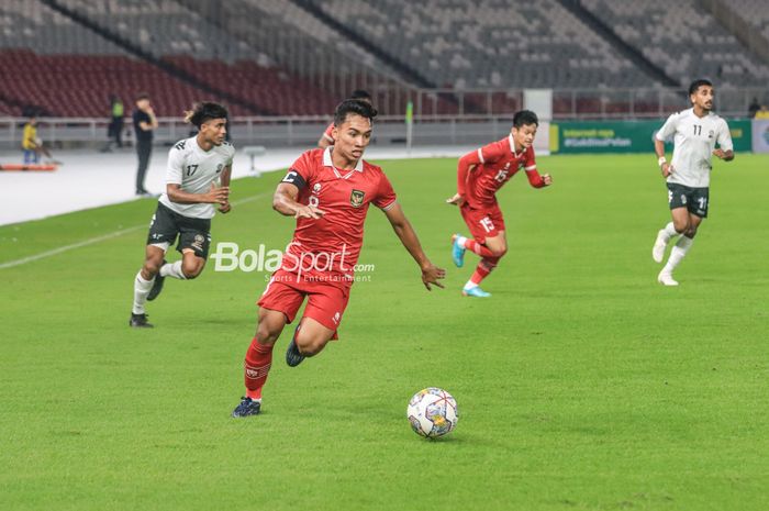 Gelandang timnas U-20 Indonesia, Arkhan Fikri, sedang menguasai bola saat bertanding dalam pertandingan turnamen Mini Internasional di Stadion Gelora Bung Karno, Senayan, Jakarta, Jumat (17/2/2023).