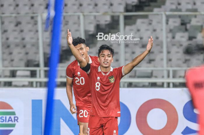 Nama Arkhan Fikri (kanan) cukup mengejutkan dengan mendapat panggilan ke timnas Indonesia senior untuk Kualifikasi Piala Dunia 2026. Arema FC iringin dengan kirim doa.