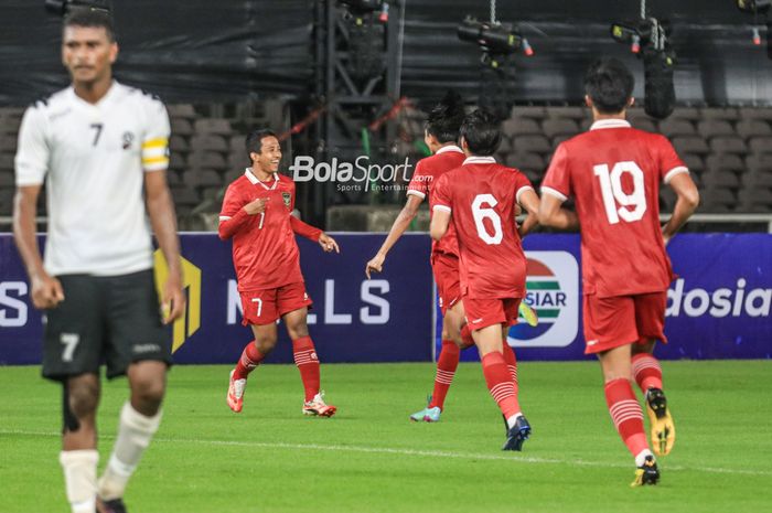 Pemain Timnas U-20 Indonesia Resa Aditya Nugraha selebrasi seusai mencetak gol dalam turnamen mini internasional di Stadion Utama Gelora Bung Karno, Senayan, Jakarta, Jumat (17/2/2023).