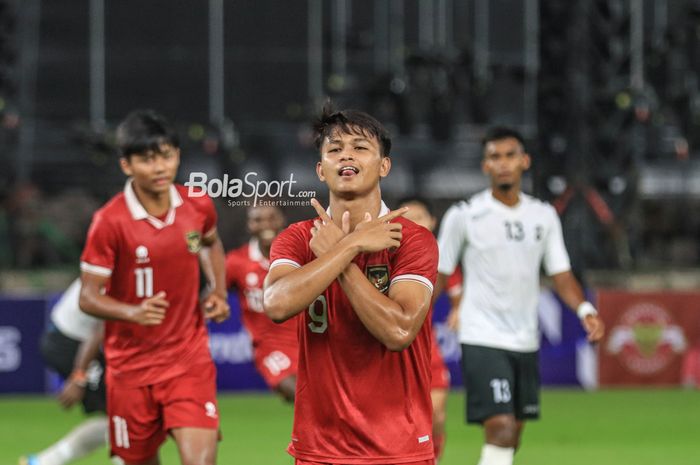 Hokky Caraka melakukan selebrasi setelah mencetak gol ke gawang Fiji di Stadion Utama Gelora Bung Karno, Jumat (17/2/2023).