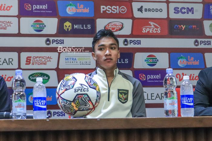 Kapten timnas U-20 Indonesia, Arkhan Fikri, sedang menghadiri sesi jumpa pers setelah laga turnamen Mini Internasional di Stadion Gelora Bung Karno, Senayan, Jakarta, Jumat (17/2/2023).