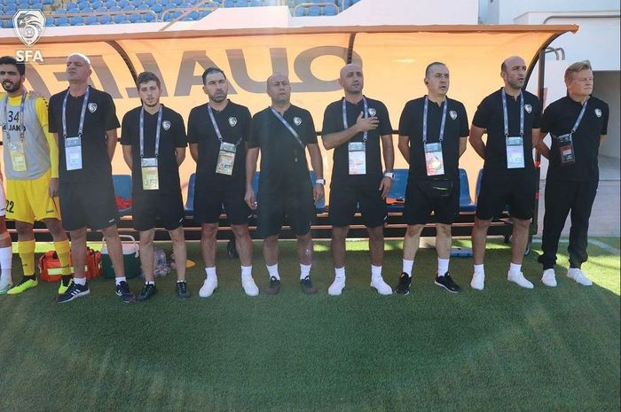 Pelatih kepala timnas U-20 Suriah, Marc Wotte (paling kanan), bersama jajaran pelatih.