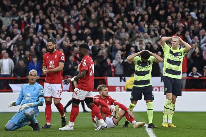 Penyerang Manchester City Erling Haaland (kanan), gagal mencetak gol dari jarak dekat dalam duel Liga Inggris 2022-2023 antara Nottingham Forest vs Manchester City di The City Ground, Sabtu (18/2/2022)