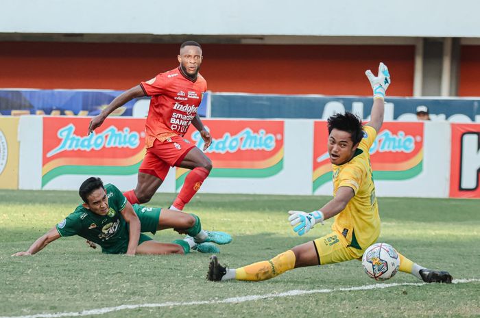 Suasana saat Privat Mbarga mencetak gol ketiga Bali United dalam kemenangan 4-0 atas Persebaya Surabaya di Stadion Maguwoharjo, Sleman, Sabtu (18/2/2023).