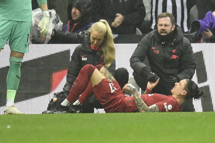 Darwin Nunez mengalami cedera dalam laga Newcastle United vs Liverpool di Liga Inggris (18/2/2023).