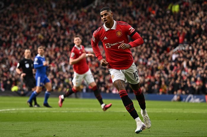 Penyerang Manchester United, Marcus Rashford, berhasil mengukir brace alias dua gol ke gawang Leicester City dalam lanjutan Liga Inggris 2022-2023.