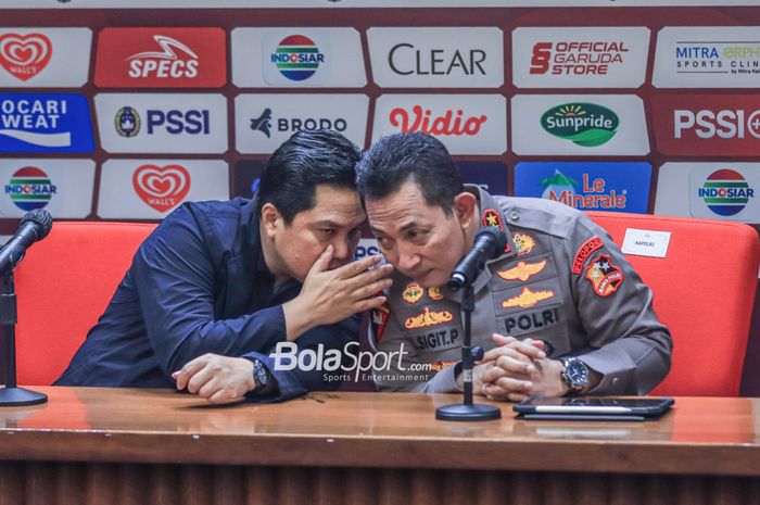 Ketua Umum PSSI, Erick Thohir (kiri), sedang berkomunikasi dengan Kapolri Jendral Listyo Sigit Prabowo (kanan) dalam sesi jumpa pers di Stadion Gelora Bung Karno, Senayan, Jakarta, Minggu (19/2/2023) siang.