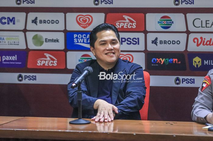 Ketua Umum PSSI, Erick Thohir, memberikan senyuman saat menjalani sesi jumpa pers di Stadion Gelora Bung Karno, Senayan, Jakarta, Minggu (19/2/2023) siang.