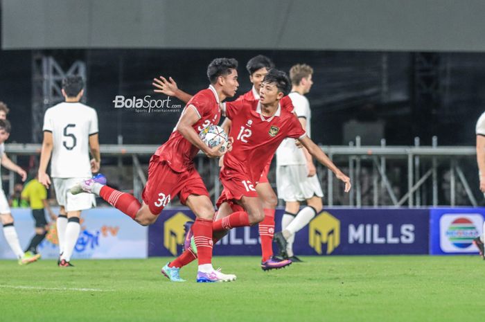 Bek timnas U-20 Indonesia, Muhammad Ferarri (kiri), melakukan selebrasi bersama rekannya bernama Achmad Maulana Syarif (kanan) dalam laga turnamen Mini Internasional di Stadion Gelora Bung Karno, Senayan, Jakarta, Minggu (19/2/2023) malam.