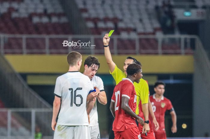 Bek timnas U-20 Selandia Baru, Isaac Robert Hughes (kanan), sempat mendapatkan kartu kuning dalam laga turnamen Mini Internasional di Stadion Gelora Bung Karno, Senayan, Jakarta, Minggu (19/2/2023) malam.