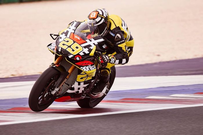 Mantan pembalap MotoGP, Andrea Iannone, berlatih dengan motor Aprilia RSV4.