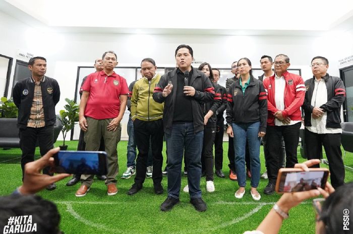Keputusan PSSI tidak melanjutkan Liga 2 2022-2023 menuai pro dan kontra dari kalangan publik, bahkan sampai ada yang menyebut Erick Thohir ingkar janji.