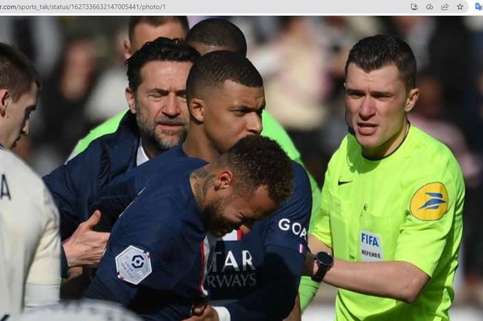 Bintang Paris Saint-Germain (PSG), Neymar Junior, mengalami cedera saat melawan Lille dalam matchday 24 Liga Prancis 2022-2023 di Stadion Parc des Princes, Minggu (19/2/2023).