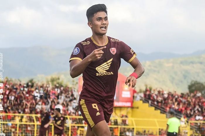 Selebrasi striker PSM Makassar, Ramadhan Sananta di hadapan suporter timnya, The Macz Man pada gelaran Liga 1 2022-2023.