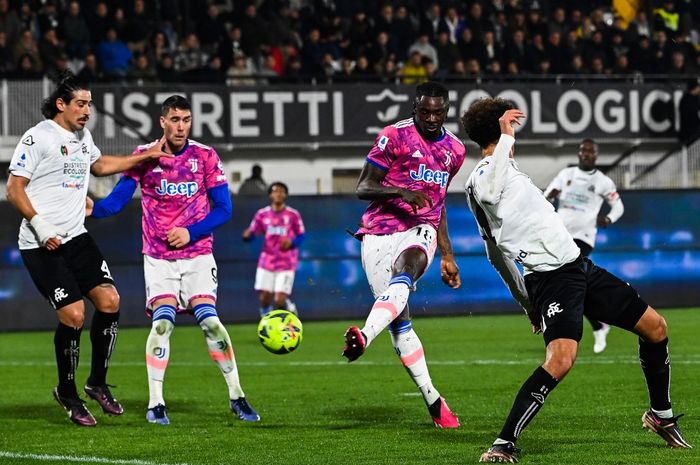 Juventus berhasil memetik kemengan 2-0 atas Spezia pada lanjutan laga Liga Italia 2022-2023 melalui gol-gol Moise Kean dan Angel Di Maria.