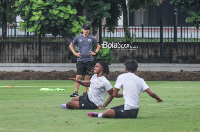 Pelatih timnas U-20 Indonesia, Shin Tae-yong (belakang), sedang memantau para pemainnya di Lapangan A, Senayan, Jakarta, Senin (20/2/2022) siang.