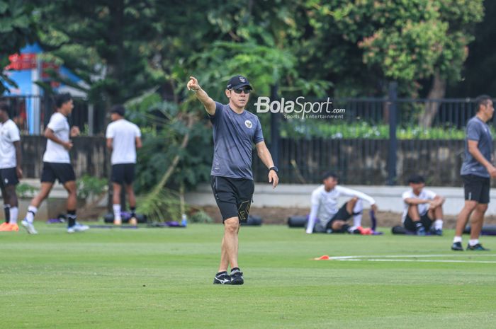 Pelatih timnas U-20 Indonesia, Shin Tae-yong, sedang memberikan intruksi kepada para pemainnya di Lapangan A, Senayan, Jakarta, Senin (20/2/2022) siang.
