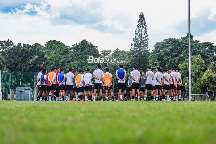 Skuat timnas U-20 Indonesia (skuad timnas U-20 Indonesia) sedang melakukan briefing di Lapangan A, Senayan, Jakarta, Senin (20/2/2022) siang.