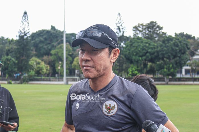 Pelatih timnas U-20 Indonesia, Shin Tae-yong, sedang memberikan keterangan kepada awak media di Lapangan A, Senayan, Jakarta, Senin (20/2/2022) siang.