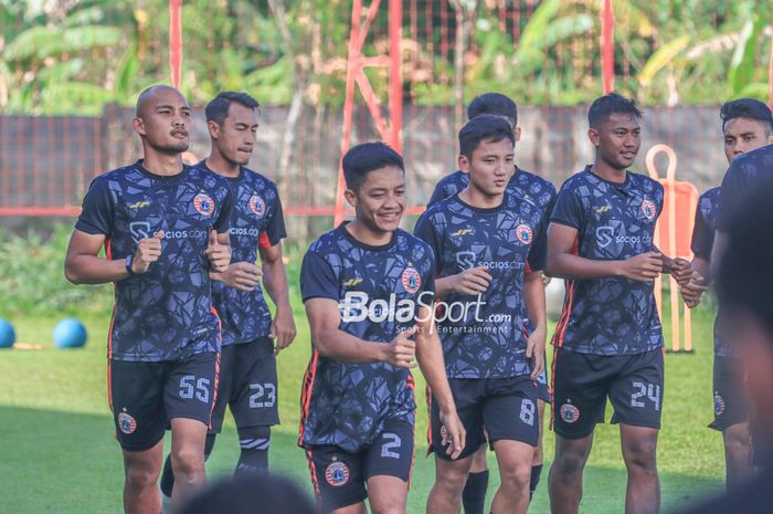 (Dari kiri ke kanan) Dandi Maulana, Hansamu Yamu Pranata, Ilham Rio Fahmi, Syahrian Abimanyu, Resky Fandi sedang berlatih bersama Persija di Lapangan Nirwana Park, Sawangan, Jawa Barat, Senin (20/2/2023) sore.