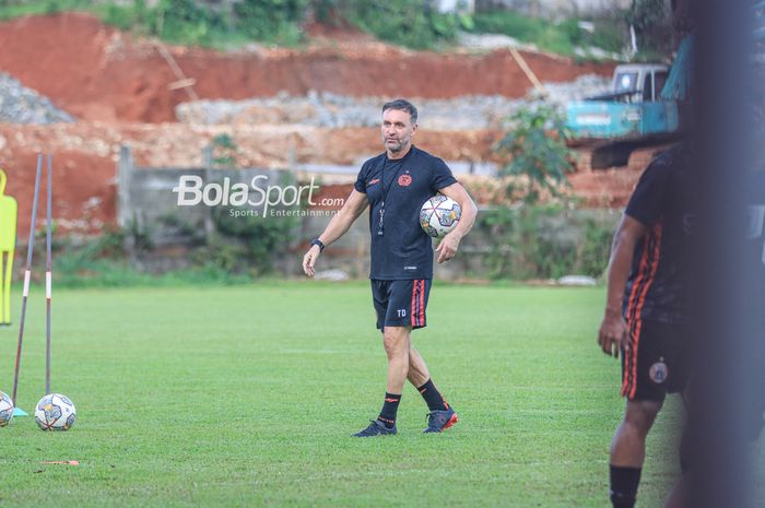 Pelatih Persija Jakarta, Thomas Doll, sedang memantau para pemainnya berlatih di Lapangan Nirwana Park, Sawangan, Jawa Barat, Senin (20/2/2023) sore.