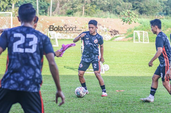 Bek sayap kiri Persija Jakarta, Ilham Rio Fahmi (tengah), sedang menguasai bola saat berlatih di Lapangan Nirwana Park, Sawangan, Jawa Barat, Senin (20/2/2023) sore.