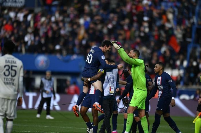 Penyerang Paris Saint-Germain, Lionel Messi, merayakan gol kemenangan ke gawang Lille pada partai pekan ke-24 Liga Prancis 2022-2023 di Parc des Princes, Minggu (19/2/2023).