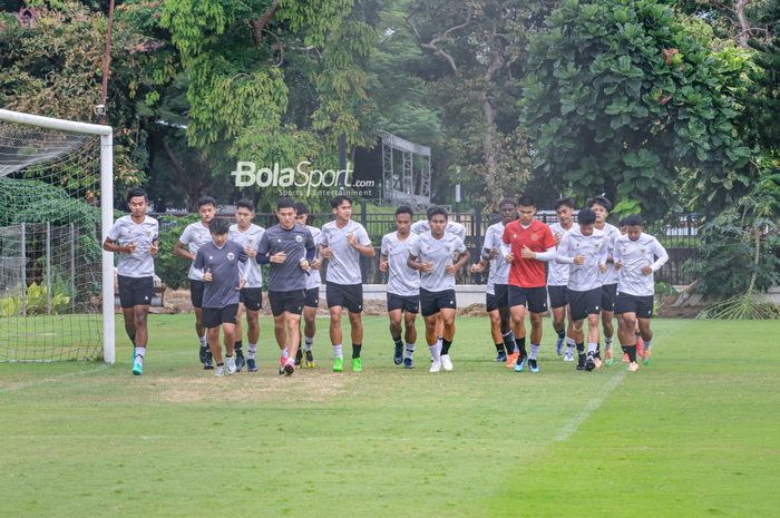 Skuat timnas U-20 Indonesia (skuad timnas U-20 Indonesia) sedang melakukan jogging di Lapangan A, Senayan, Jakarta, Senin (20/2/2022) siang.