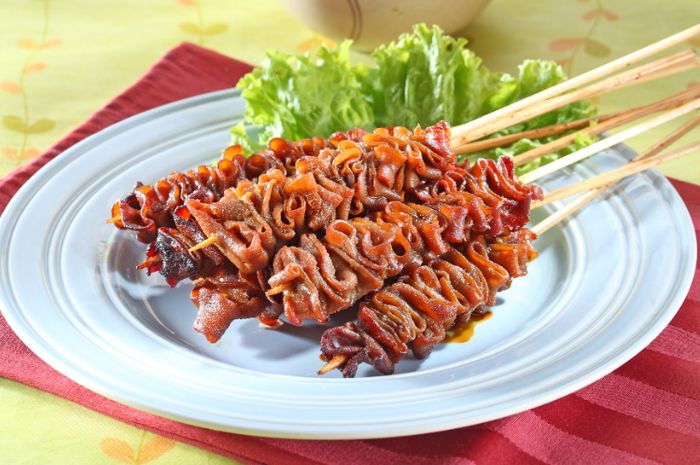 Hidangan usus bacem tusuk sate untuk makan siang enak.