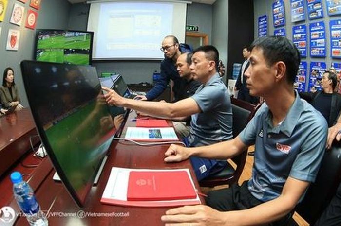 Sebanyak 18 wasit dan asisten wasit Liga Vietnam mengikuti pelatihan teknologi VAR di bawah bimbingan FIFA.
