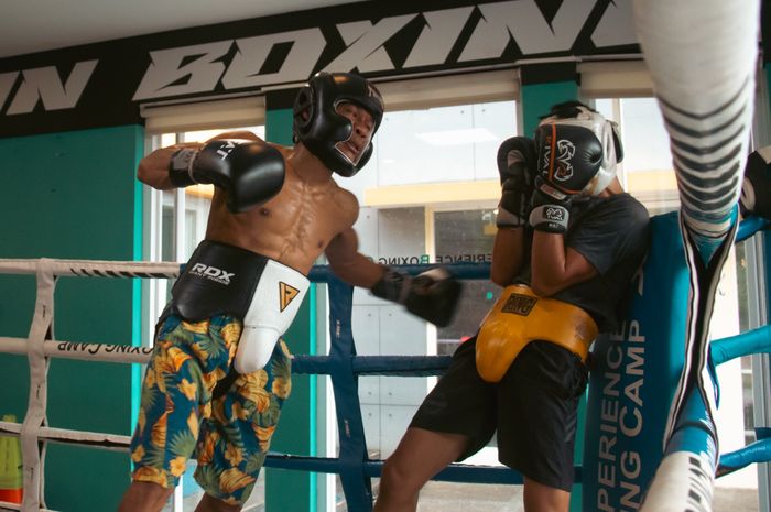 Hebi Marapu (kiri) melakukan latih tanding dengan Ilham Leoisa dalam persiapan menghadapi pertarungan perebutan gelar IBA Intercontinental dan pertahanan gelar WBC Asian Boxing Council Continental melawan Phissanu Chimsunthom pada 4 Maret 2023.