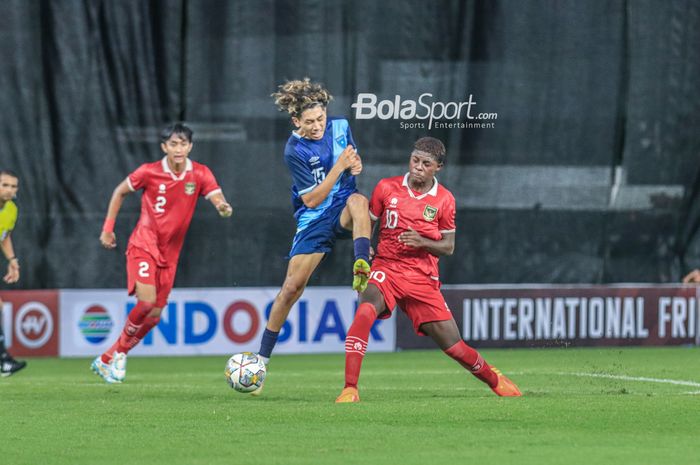 Striker timnas U-20 Indonesia, Hugo Samir (kanan), sedang berebut bola dengan pemain timnas U-20 Guatemala bernama Jorge Abelardo Solorzano Junior (kiri) dalam laga turnamen Mini Internasional di Stadion Gelora Bung Karno, Senayan, Jakarta, Selasa (21/2/2023) malam.