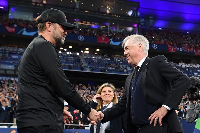 Pelatih Liverpool, Juergen Klopp, bersalaman dengan pelatih Real Madrid, Carlo Ancelotti, sebelum laga final Liga Champions di Stade de France, 28 Mei 2022.